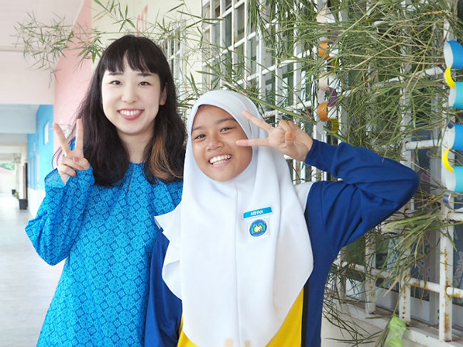 日本語パートナーズの活動の様子9 マレーシア ジョホール州 女生徒と木村さんのツーショット写真