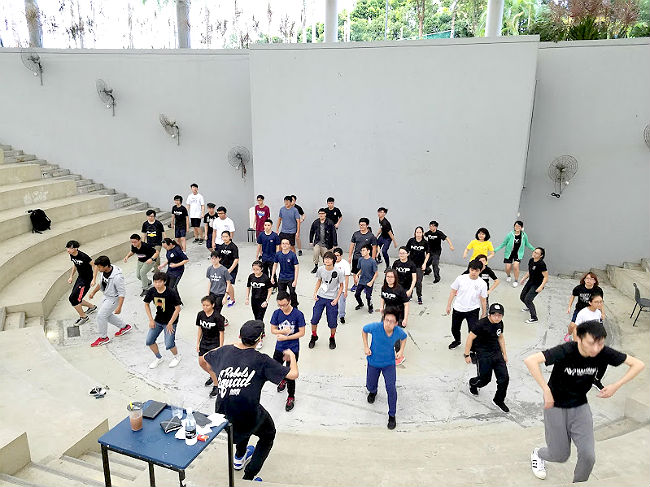 日本語パートナーズの活動の写真3 シンガポール 音楽に合わせＪヒップホップで踊る生徒たち
