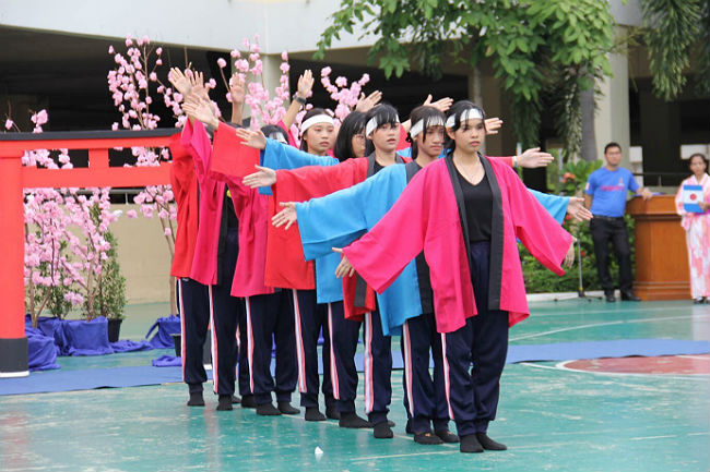 日本語パートナーズの活動の写真3 タイ チャチュンサオ ソーラン節を躍る生徒たちの様子