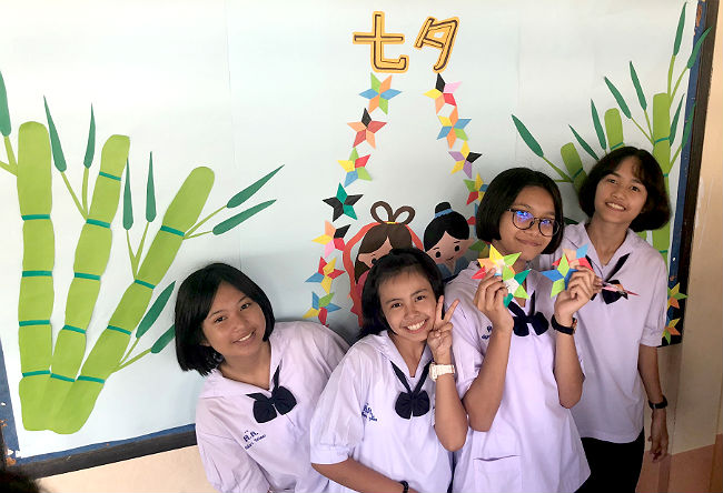 日本語パートナーズの活動の写真7 タイ チャチュンサオ チャチュンサオ 折り紙で作った七夕の展示物を手にした生徒たちの写真こつこつと七夕飾りを作る生徒たちの様子