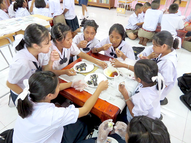 タイ チャチューンサオでの日本語パートナーズの活動の写真6 海苔巻きを実食する生徒たちの様子2
