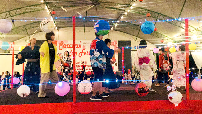 日本語パートナーズの活動の写真2 マレーシア サラワク州 盆踊り中やぐらの写真