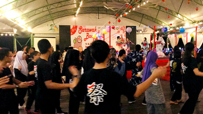 日本語パートナーズの活動の写真3 マレーシア サラワク州 盆踊り中たくさんの人の写真