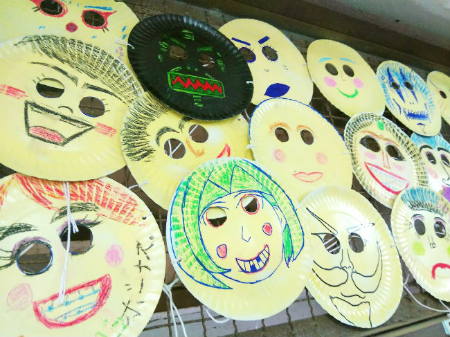 タイ・マハーサラカムの日本語パートナーズの活動の様子9 生徒たちが作った個性的なお面の数々を飾った写真