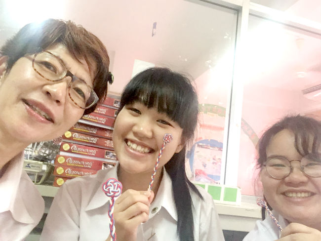 タイ、チョンブリーの日本語パートナーズの活動の様子 教育実習生たちと一緒に撮った写真