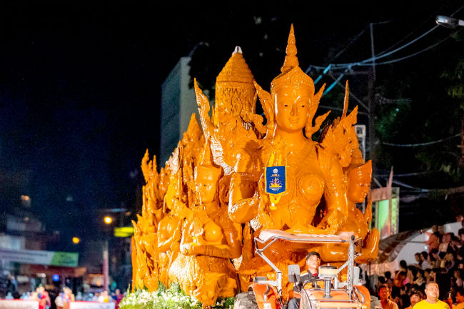 タイ、ウボンラーチャターニーの日本語パートナーズの活動 ウボン名物の「ろうそく祭り」に参加した写真1