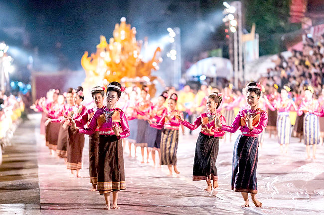 タイ、ウボンラーチャターニーの日本語パートナーズの活動 ウボン名物の「ろうそく祭り」に参加した写真2