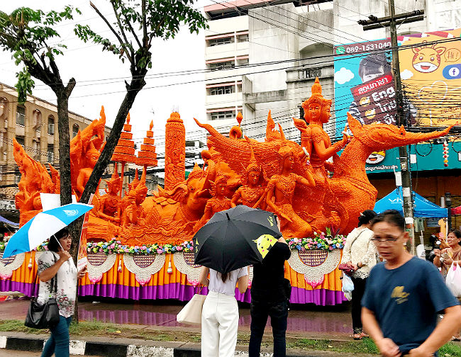 タイ、ウボンラーチャターニーの日本語パートナーズの活動 ウボン名物の「ろうそく祭り」に参加した写真3 山車の彫刻のタイプの説明