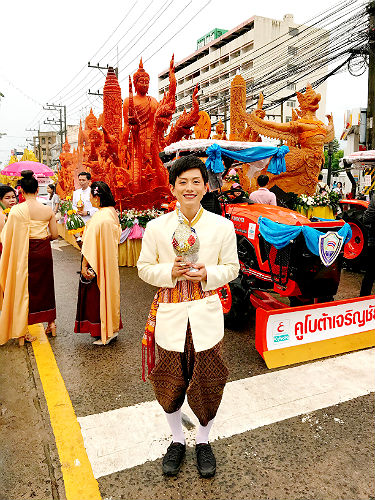 タイ、ウボンラーチャターニーの日本語パートナーズの活動 ウボン名物の「ろうそく祭り」に参加した写真8 祭り当日の加藤さんの写真