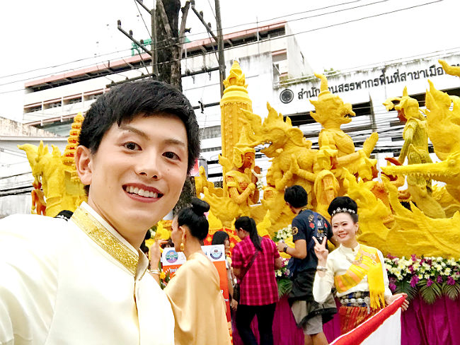タイ、ウボンラーチャターニーの日本語パートナーズの活動 ウボン名物の「ろうそく祭り」に参加した写真9