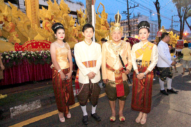 タイ、ウボンラーチャターニーの日本語パートナーズの活動 ウボン名物の「ろうそく祭り」に参加した写真10