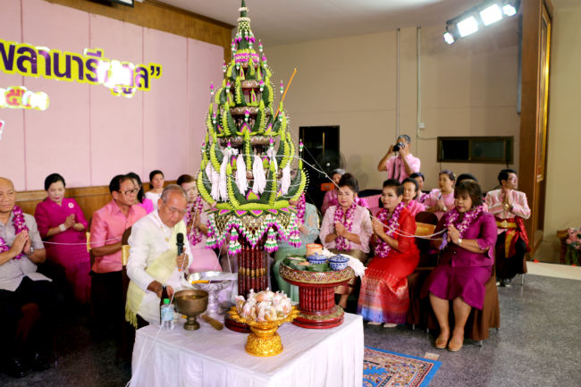 タイ、ウボンラーチャターニーの日本語パートナーズの活動 タイの退職祝いの写真4