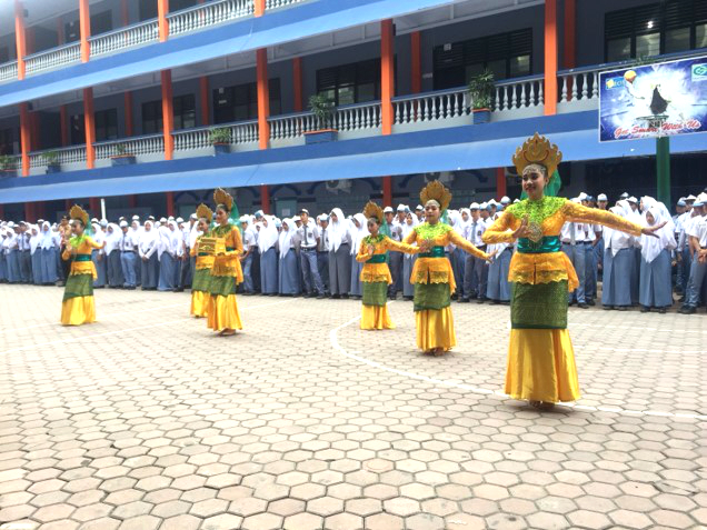 伝統衣装を着て踊る生徒たちの写真