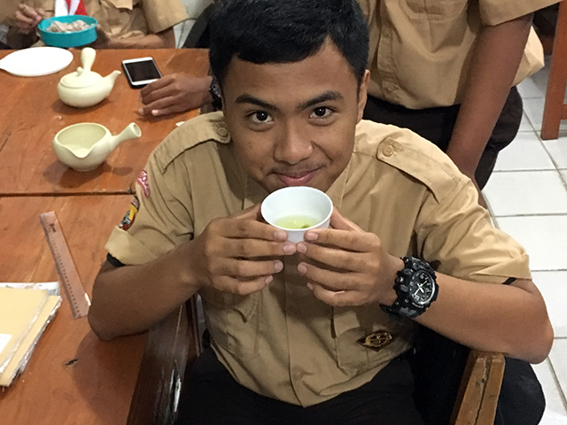 煎茶を飲む生徒の写真