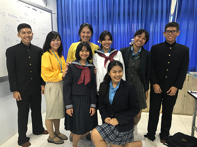 日本の学生服を着て撮影大会の写真