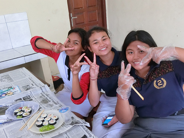 巻き寿司を食べる生徒たちの写真3