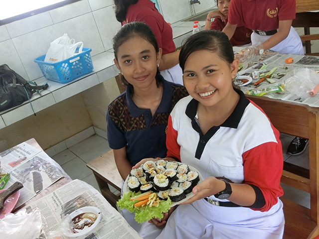 巻き寿司を食べる生徒たちの写真4