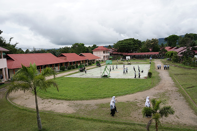校舎と校庭の写真