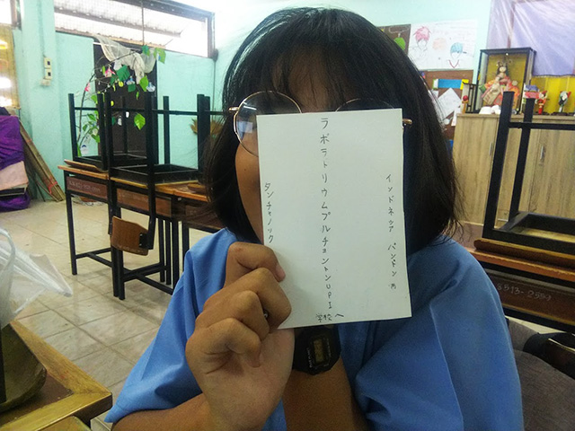 年賀状を書きおえた生徒の写真