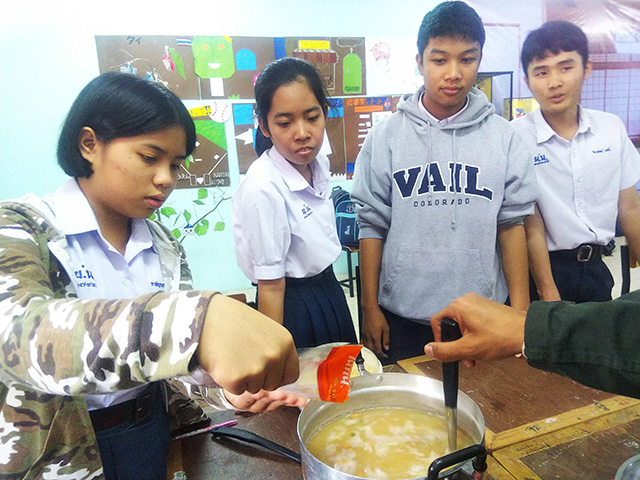 味噌ラーメンを作る生徒の様子の写真