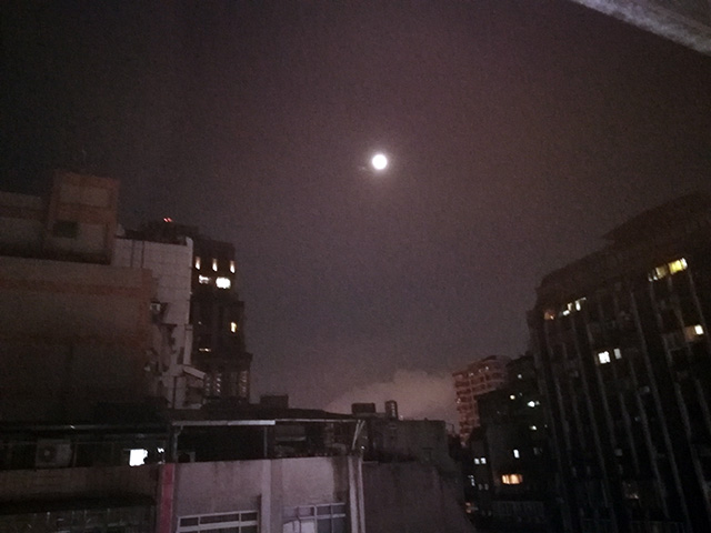 中秋節イブの名月の写真