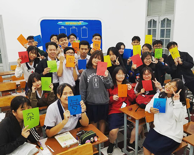 今年の漢字を掲げた生徒たちの集合写真