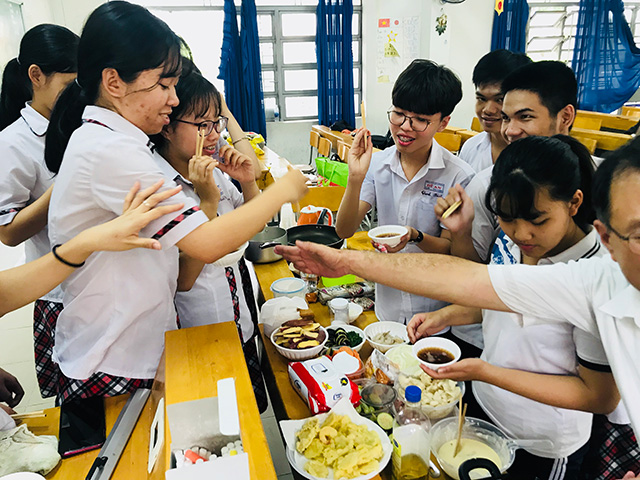 天ぷらを揚げている生徒たちの写真