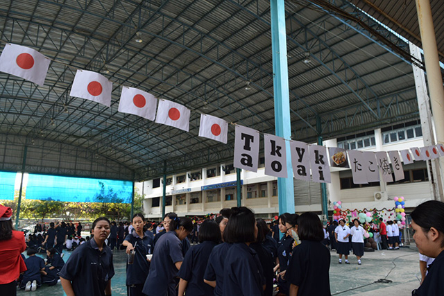 日本の国旗とたこやきの文字が見える出店の写真