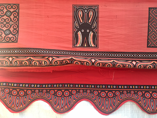 ランブソロの独特な模様とモチーフの飾り布の写真