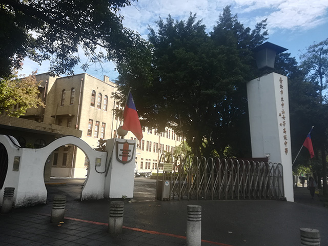 正門と校舎外観の写真