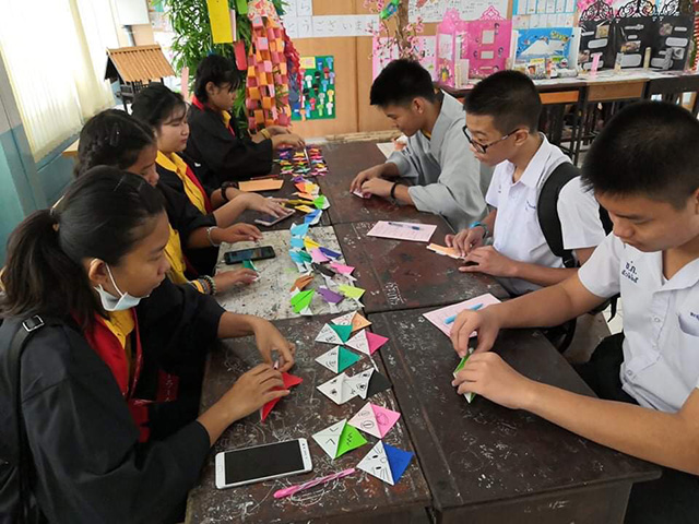 折り紙を体験する小学生たちの写真