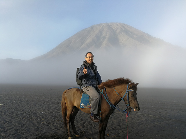 火山灰の中を馬で行く写真
