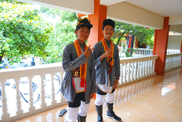 伝統的な衣装を着た案内役の生徒の写真