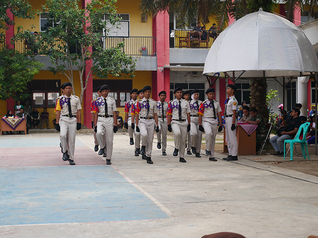 隊服を着た生徒たちが行進しているパスキブラの写真