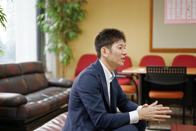 インタビューを受ける鈴木純平さんの写真