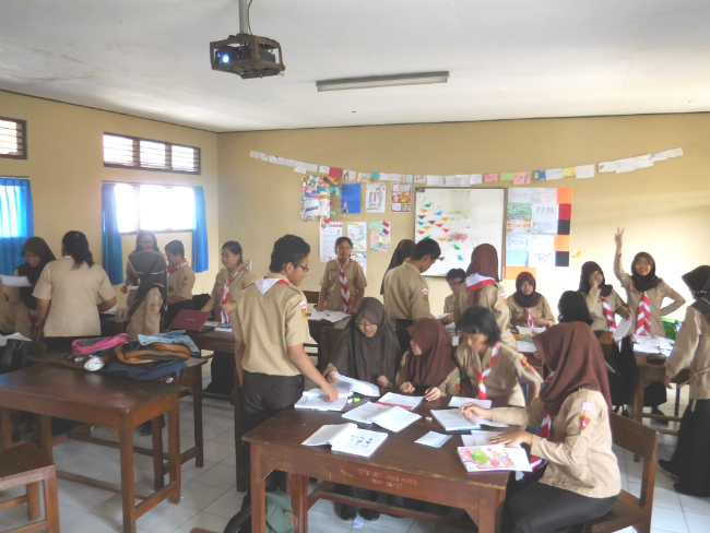 インドネシアの日本語授業を楽しむ生徒たちの様子の写真