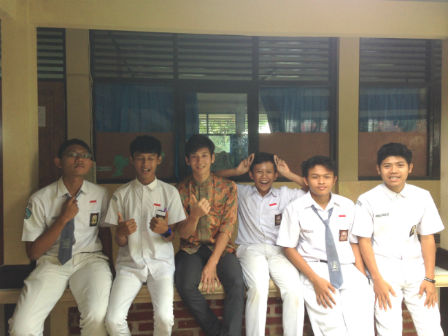 インドネシアの生徒たちと鈴木純平さんの写真