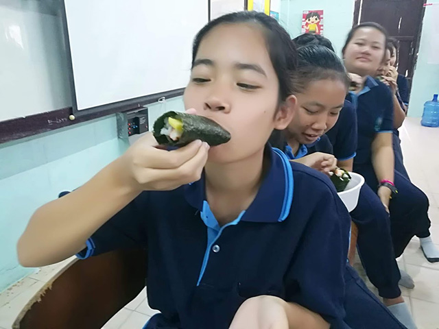 恵方巻きを食べる生徒の様子の写真2