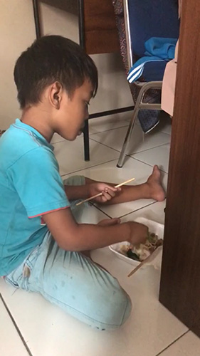 Mie（麺）を食べる子供の写真