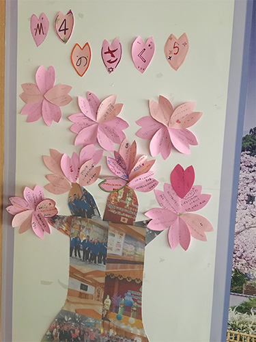桜の木の形をした掲示物の写真