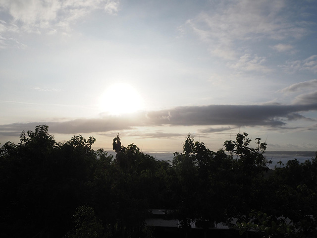 高台から眺めた朝日の写真