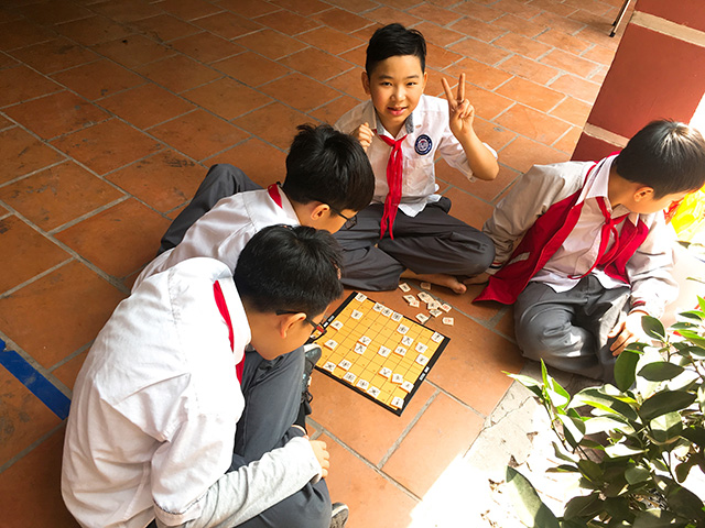 日本将棋をして遊ぶ生徒たちの写真