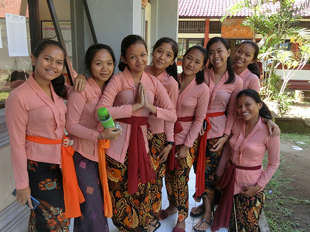お揃いの伝統衣装を着た女子生徒たちの写真