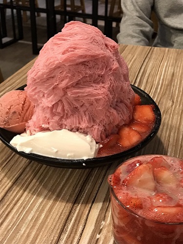 イチゴのかき氷デザートの写真