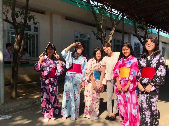 着付けをした生徒と日本語パートナーズの写真