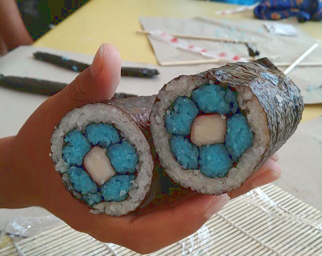 青い花の模様が断面に見えるデコレーション寿司の写真