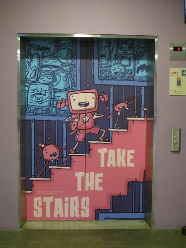 学生がデザインしたエレベーターの扉の写真 2