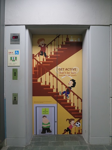 学生がデザインしたエレベーターの扉の写真 4