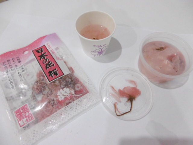 日本から持ってきた桜の塩漬けの写真