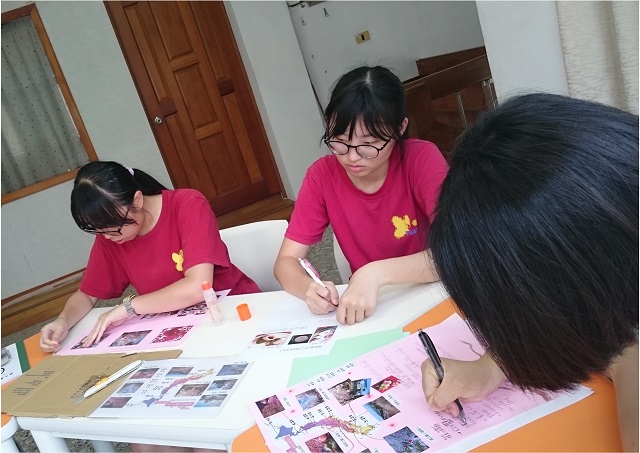 日本攻略新聞を作る生徒の写真 2